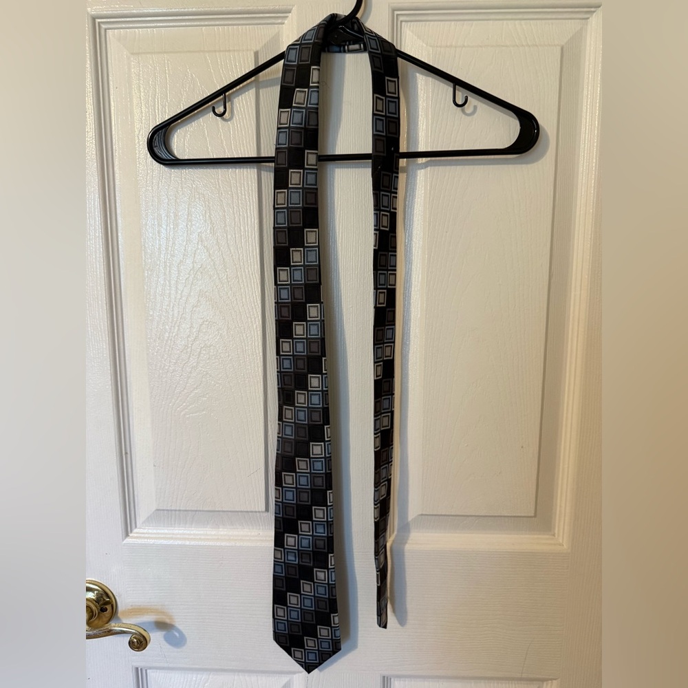 Men’s grey, blue, and white pattern tie